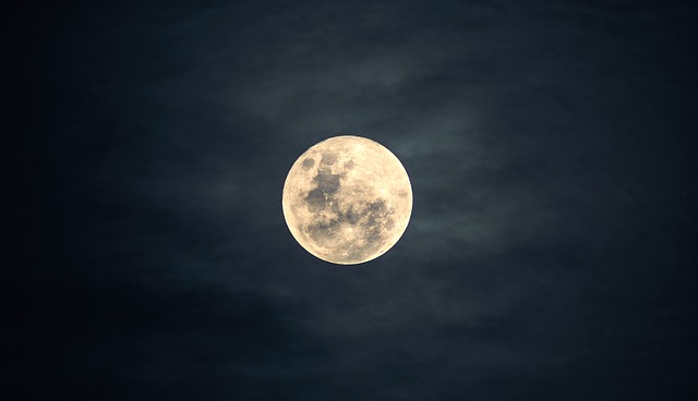 Měsíc na noční obloze